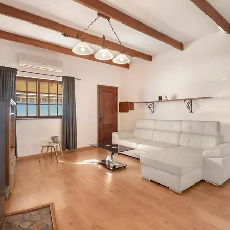 Casa Tenades 아데제