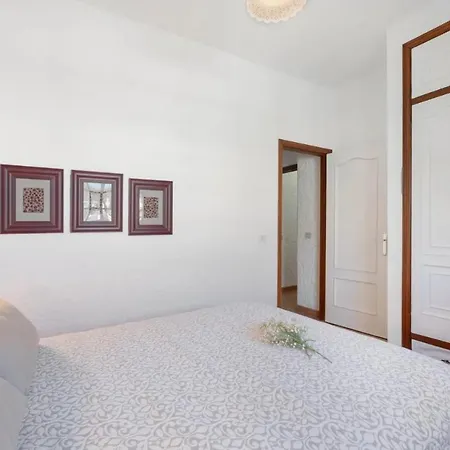 Casa Tenades 아데제