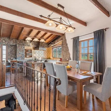 Casa Tenades 아데제