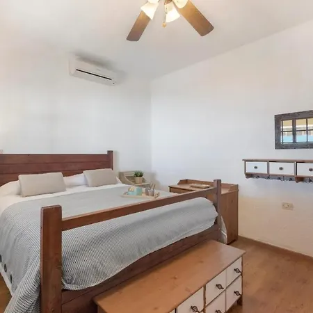 Casa Tenades 아데제